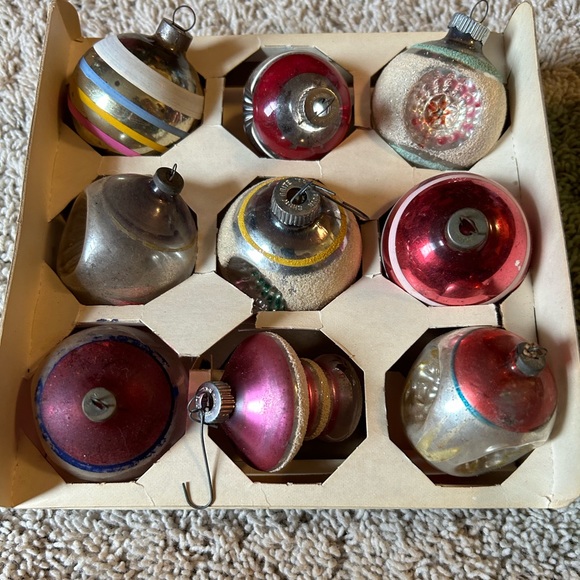 Box of vintage ornaments - Picture 4 of 15